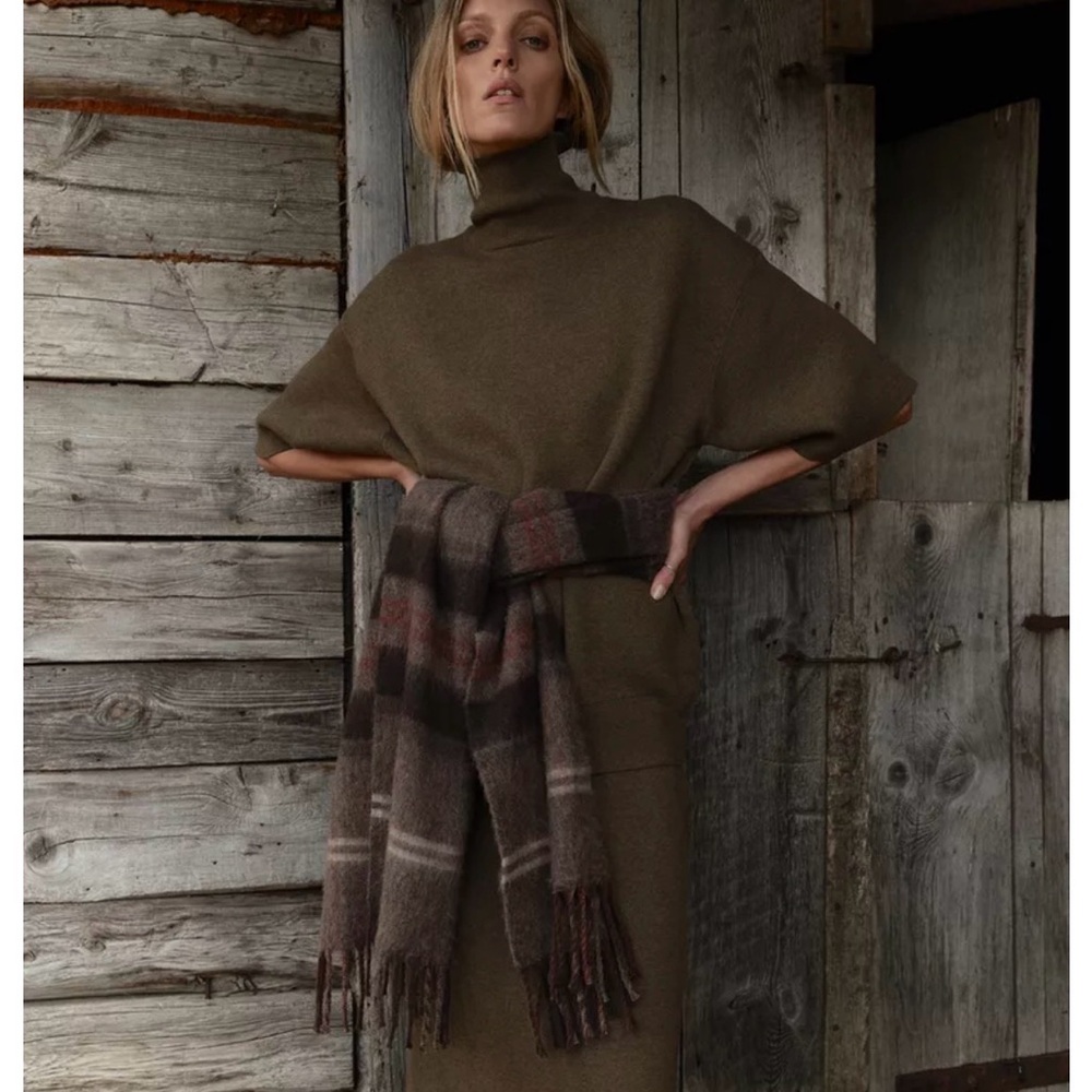 WOOL BLEND STRAIGHT MIDI SKIRT .